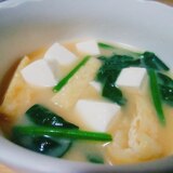 豆腐とほうれん草と油揚げの味噌汁